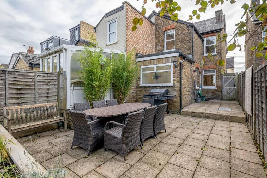 Stylish Victorian 3 Bed House Huge Garden/parking *