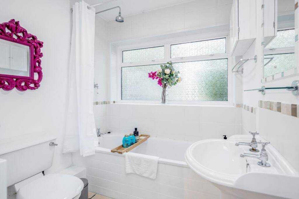 Stylish Victorian 3 Bed House Huge Garden/parking Staines-upon-Thames