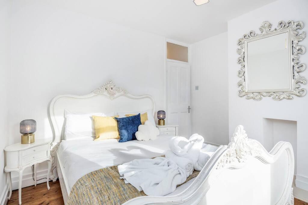 Stylish Victorian 3 Bed House Huge Garden/parking Holiday home