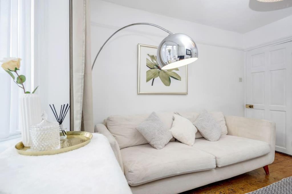 Stylish Victorian 3 Bed House Huge Garden/parking * Staines-upon-Thames