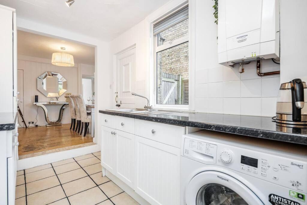 Stylish Victorian 3 Bed House Huge Garden/parking *