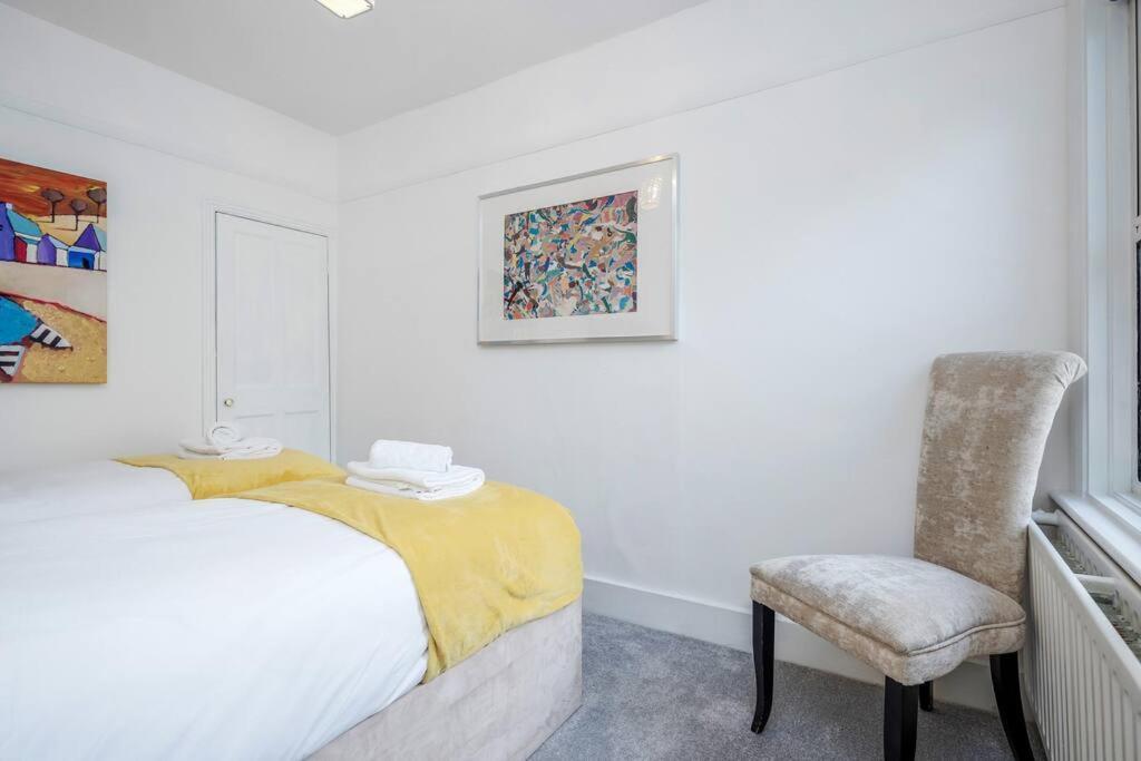 Stylish Victorian 3 Bed House Huge Garden/parking Staines-upon-Thames
