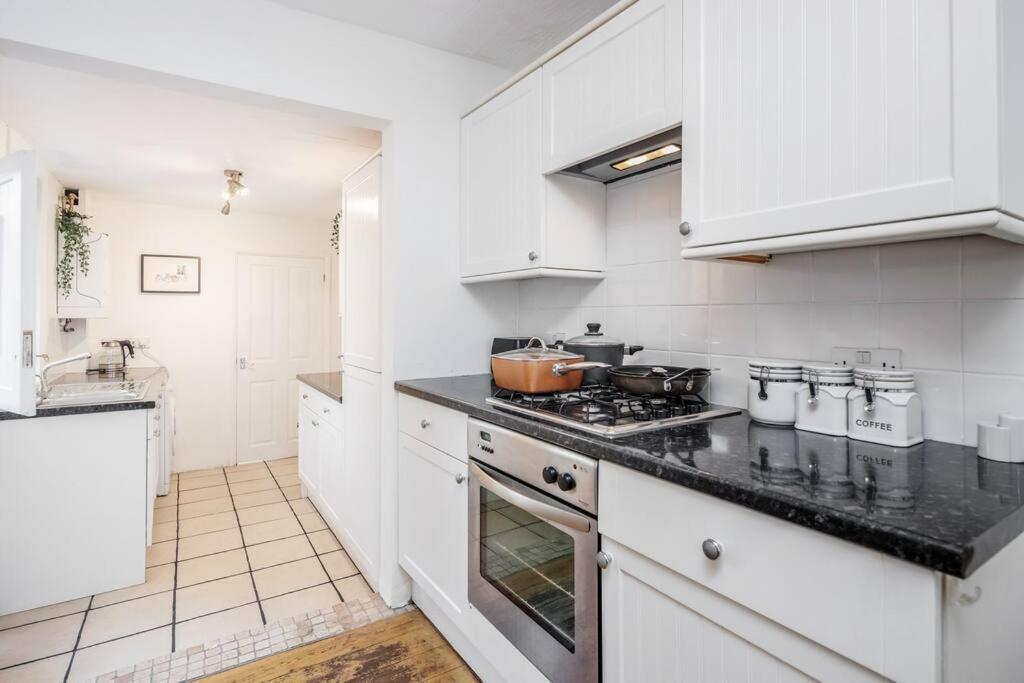 Holiday home Stylish Victorian 3 Bed House Huge Garden/parking Staines-upon-Thames