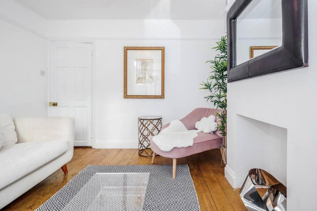 Stylish Victorian 3 Bed House Huge Garden/parking *