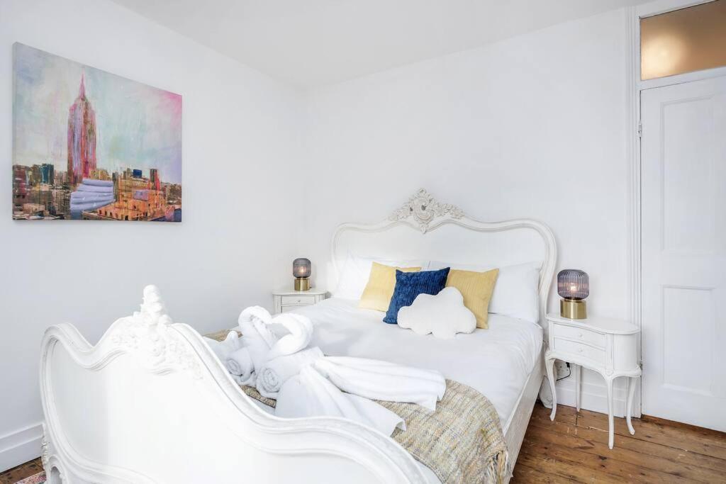 Stylish Victorian 3 Bed House Huge Garden/parking * Staines-upon-Thames