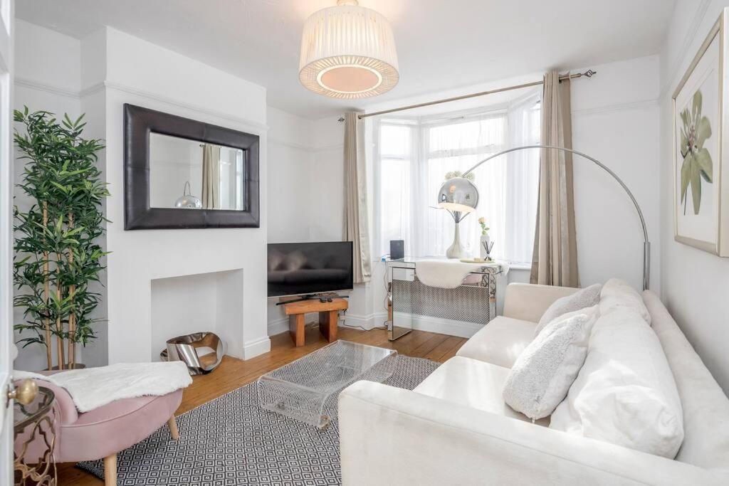 Stylish Victorian 3 Bed House Huge Garden/parking Holiday home *