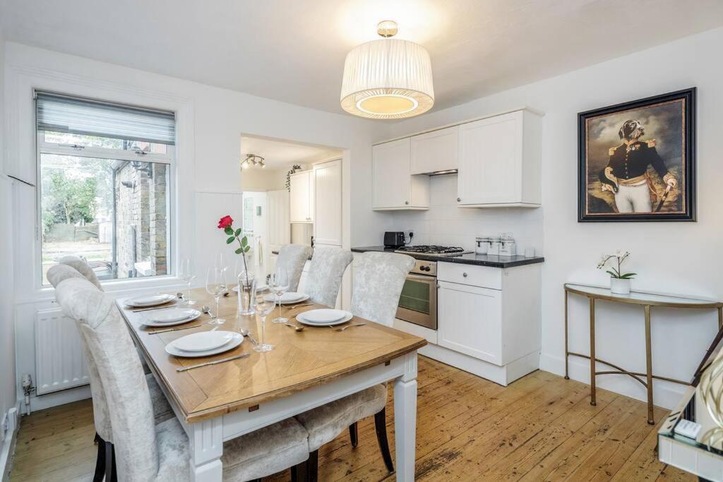 Stylish Victorian 3 Bed House Huge Garden/parking Staines-upon-Thames