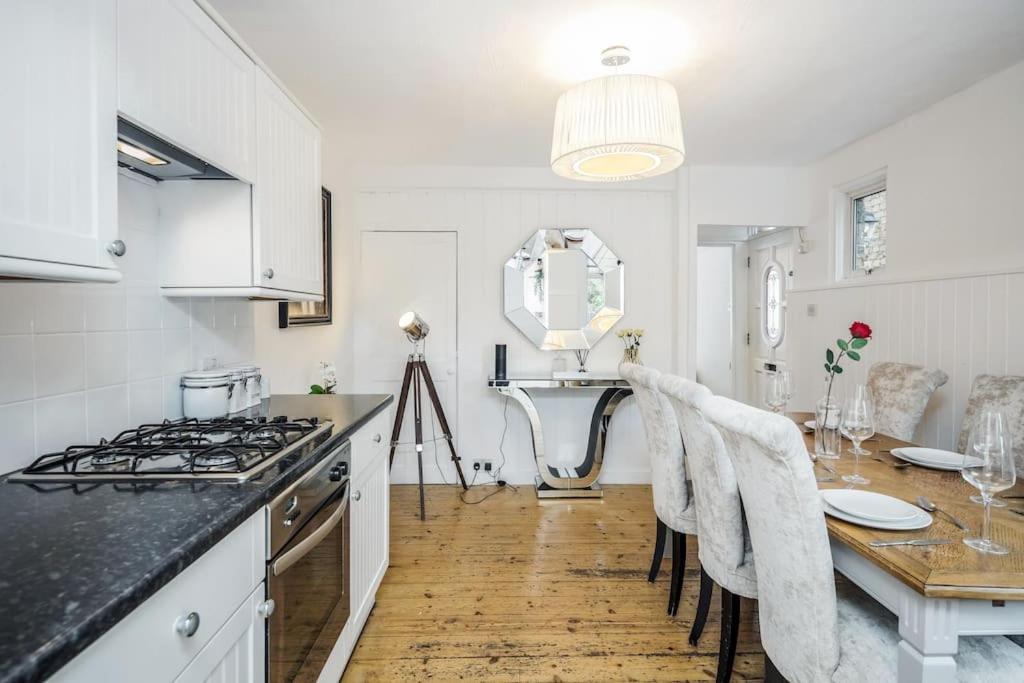 Stylish Victorian 3 Bed House Huge Garden/parking * Staines-upon-Thames