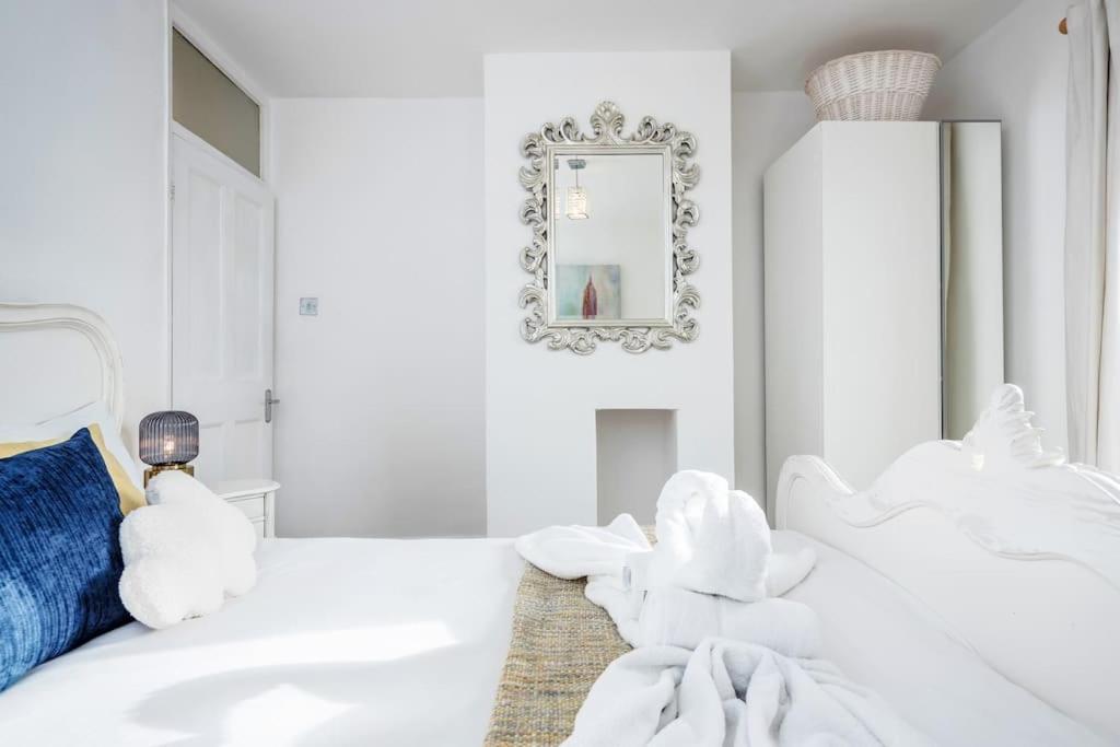 Stylish Victorian 3 Bed House Huge Garden/parking Staines-upon-Thames